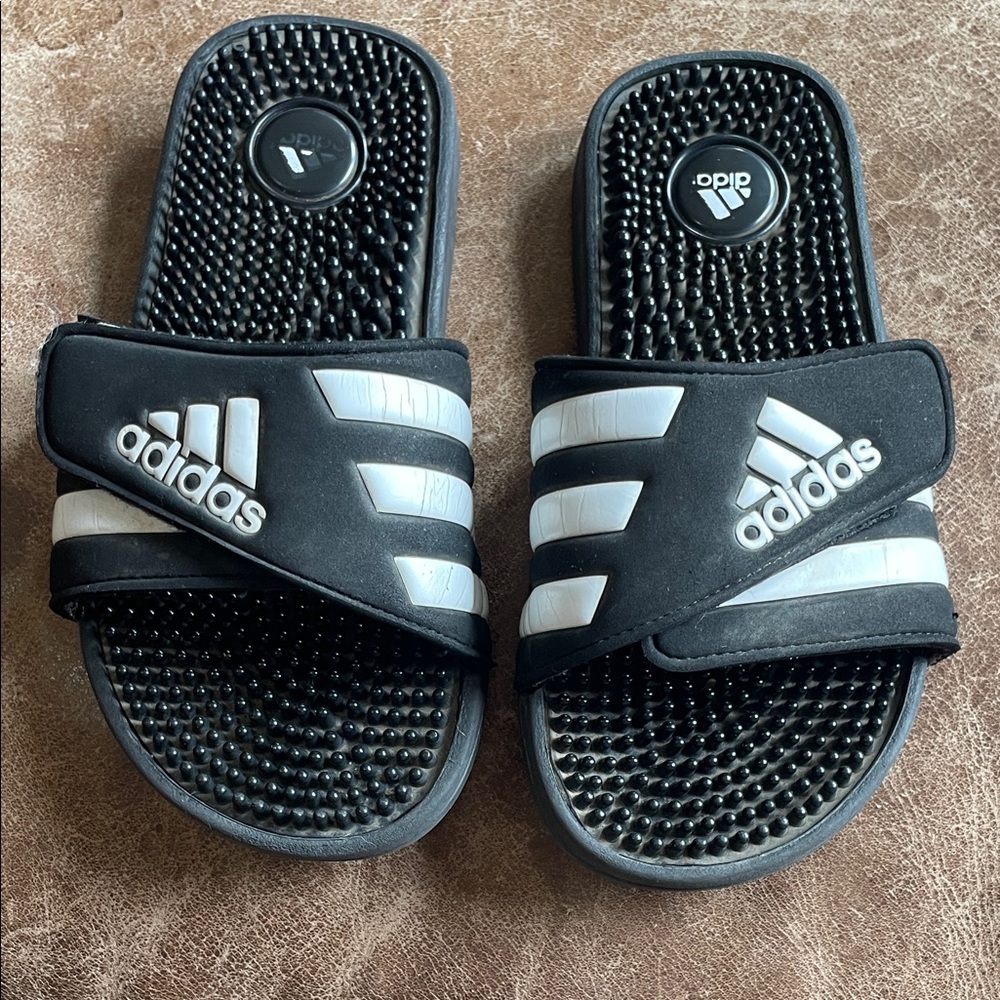 Adidas Boys Black And White Flip Flops. Good Condition. Size 4.